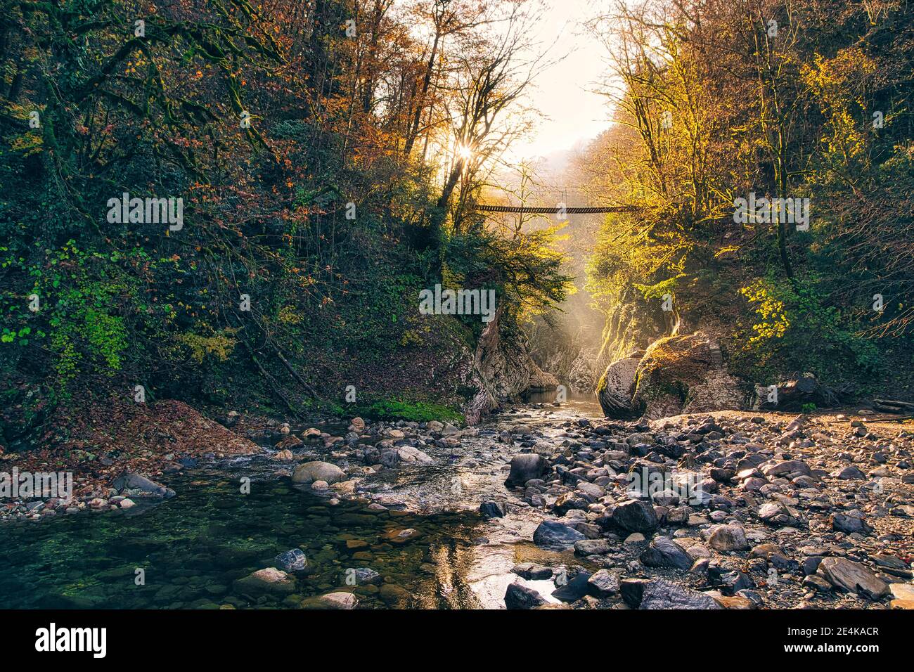 Rivière Khosta qui coule entre les rochers dans le canyon de Devils Gate Banque D'Images