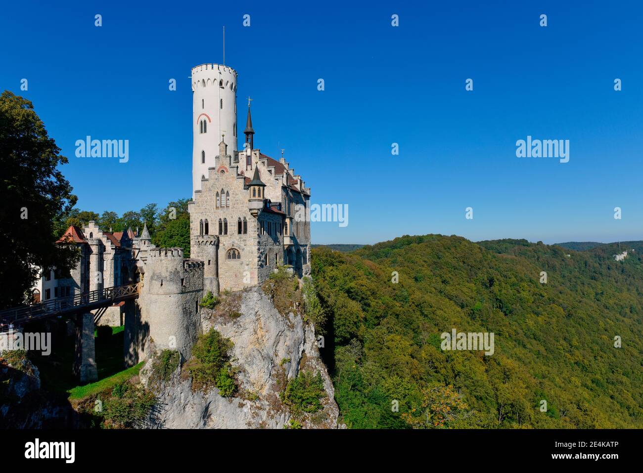 Château de Lichtenstein contre ciel bleu clair le jour ensoleillé, Swabian Alb, Allemagne Banque D'Images