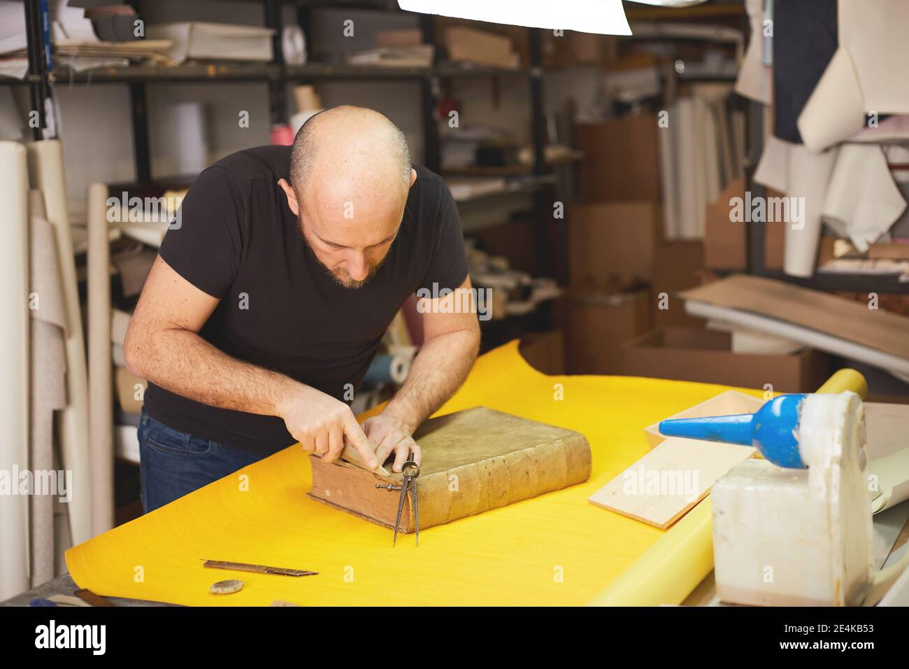 le classeur de livre restaure l'ancien livre dans l'atelier d'artisanat Banque D'Images