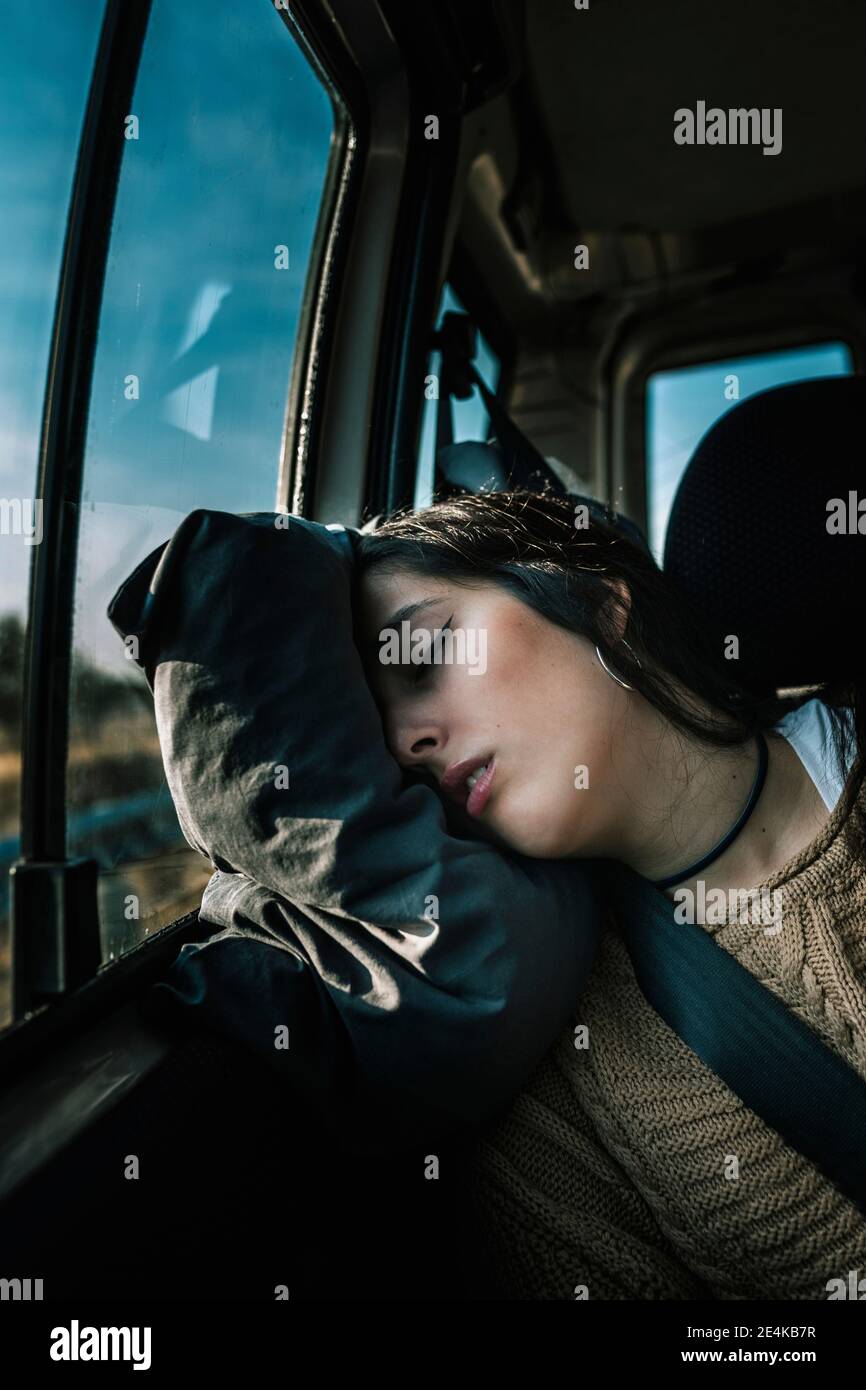 Portrait d'une adolescente dormant en voiture Banque D'Images