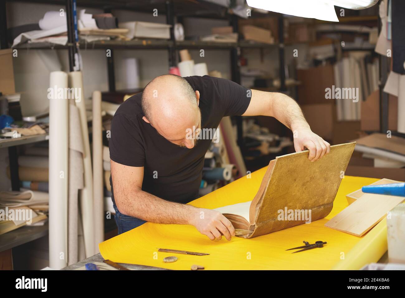 le classeur de livre restaure l'ancien livre dans l'atelier d'artisanat Banque D'Images