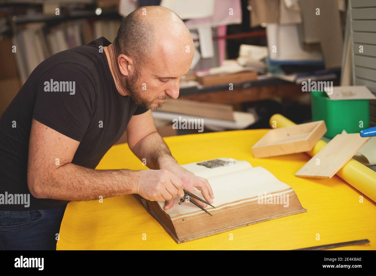 le classeur de livre restaure l'ancien livre dans l'atelier d'artisanat Banque D'Images