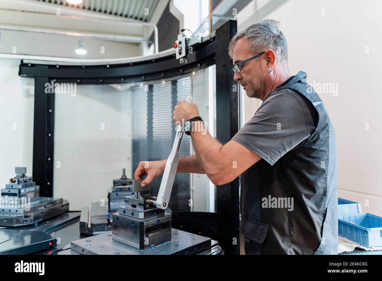 Expertise dans la réparation des équipements de fabrication tout en restant dans l'industrie Banque D'Images