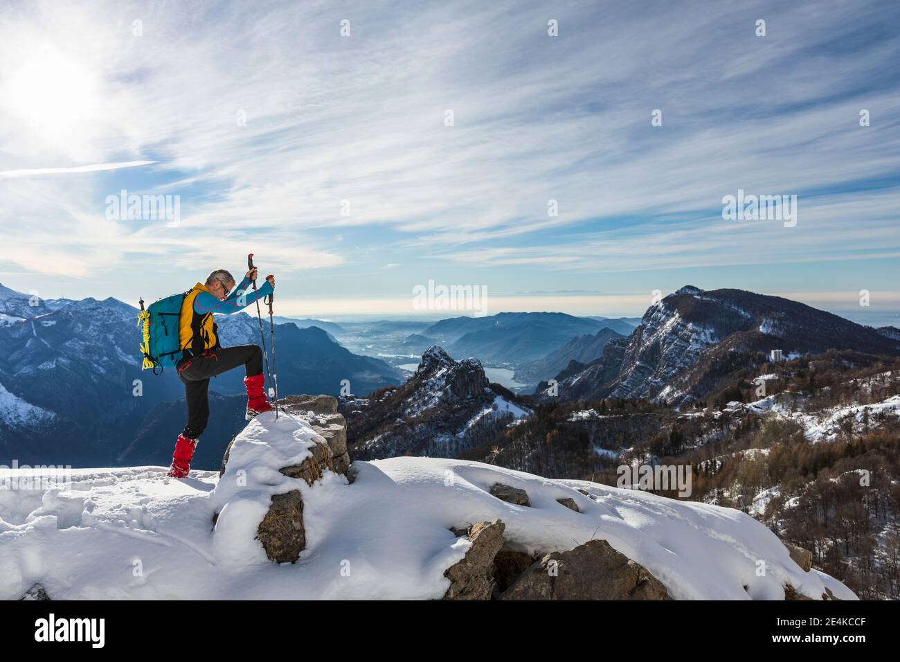 Randonnée mâle au sommet de la montagne contre le ciel, alpes Orobic, Lecco, Italie Banque D'Images