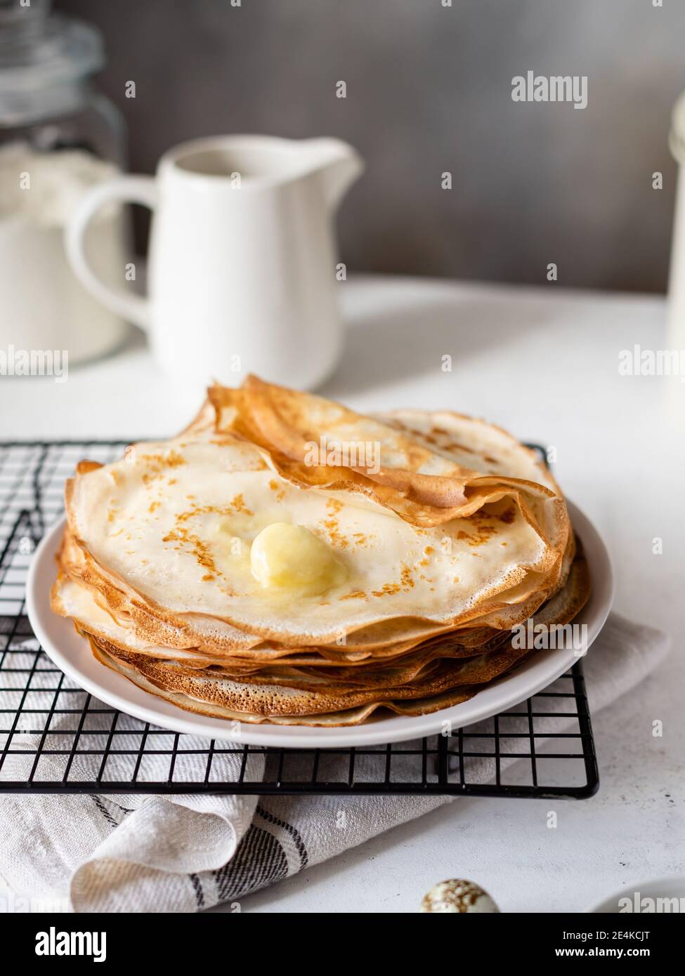 Une pile de blini, de crêpe ou de crêpes fines sur la table Banque D'Images