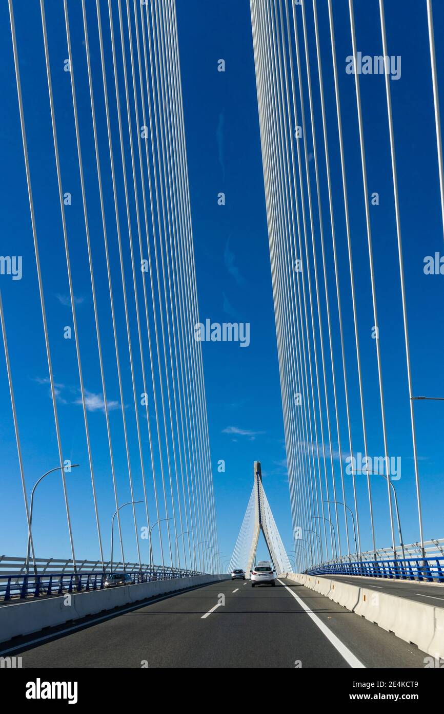 Cadix, Espagne - 16 janvier 2021 : trafic sur le pont Puente de la Constitucion de 1812 dans la baie de Cadix Banque D'Images
