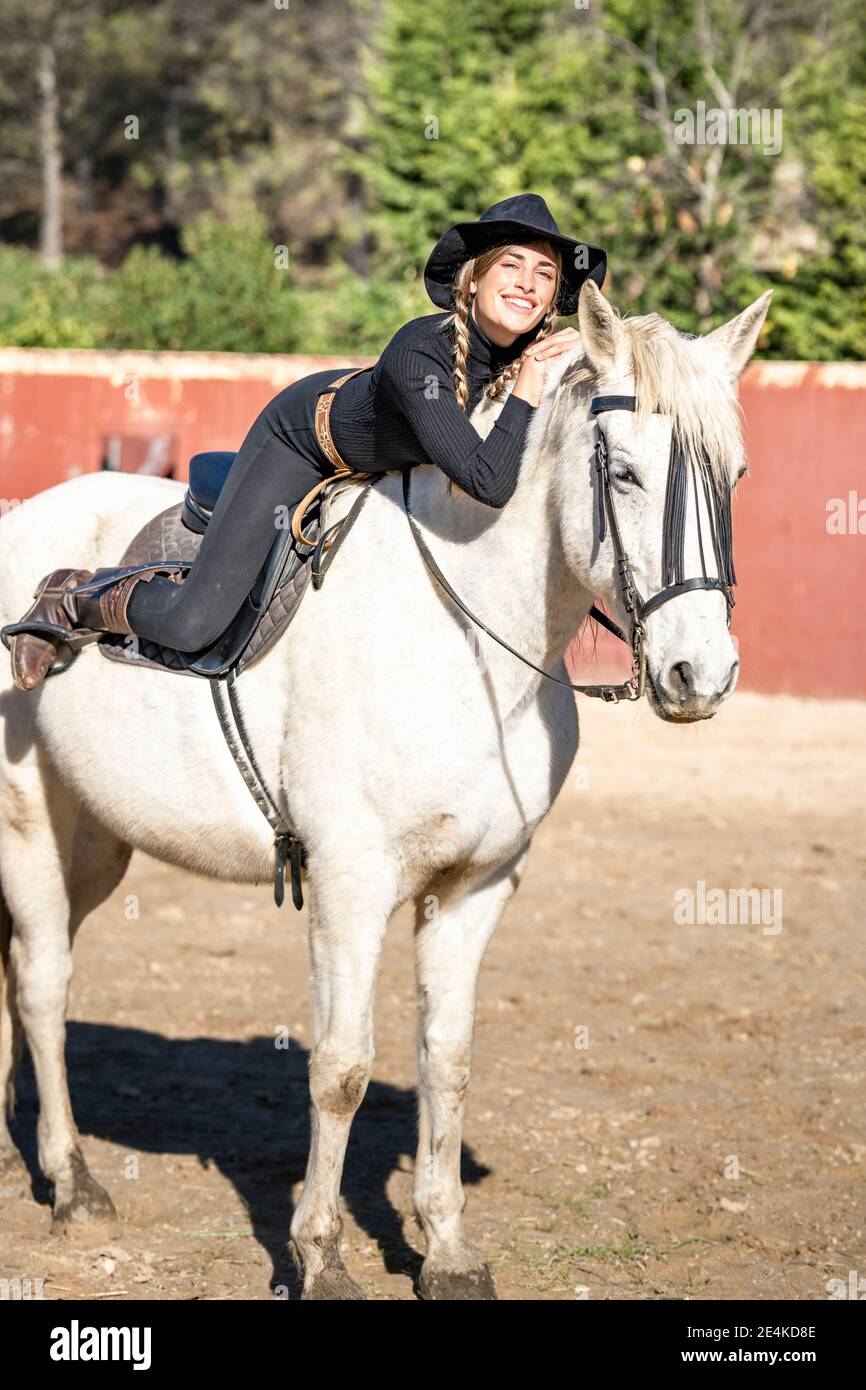 Portrait de femme équitation dans paddock Banque D'Images