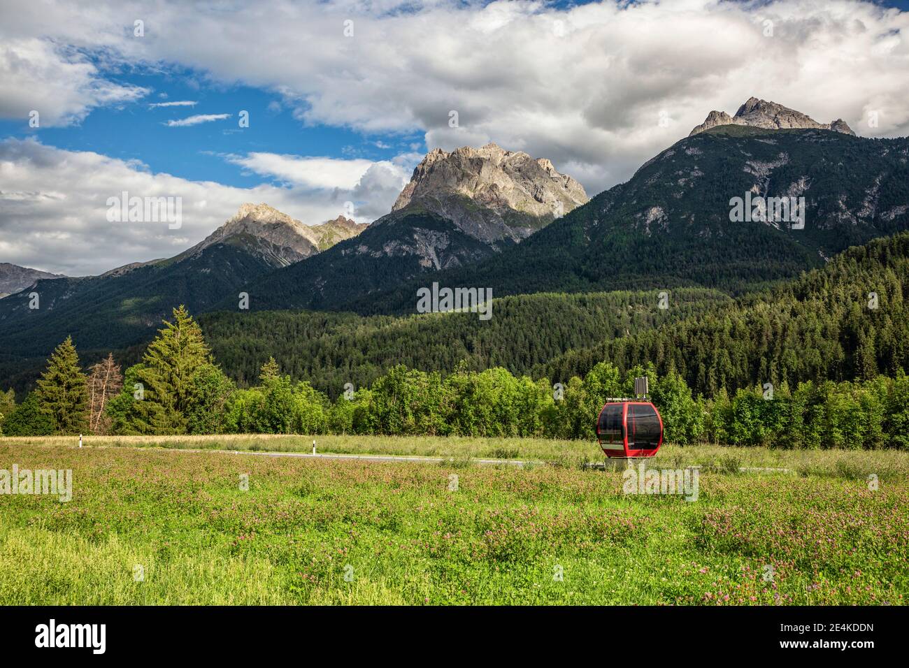 Vue panoramique sur la vallée verdoyante de l'Engadin avec câble aérien voiture au premier plan Banque D'Images