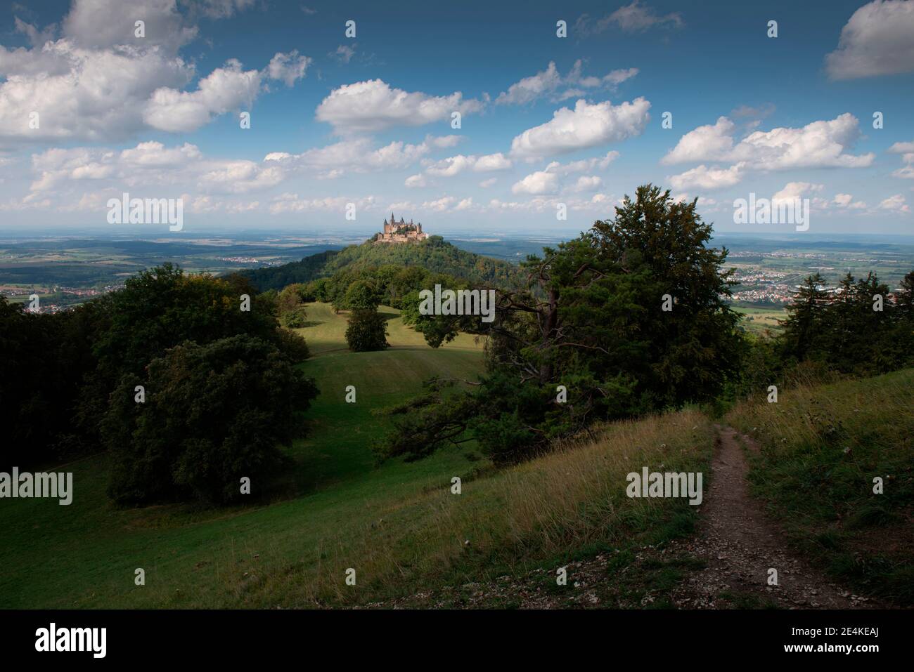 Burg Hohenzollern sur le sommet de montagne contre le ciel à Souabe Alb, Allemagne Banque D'Images