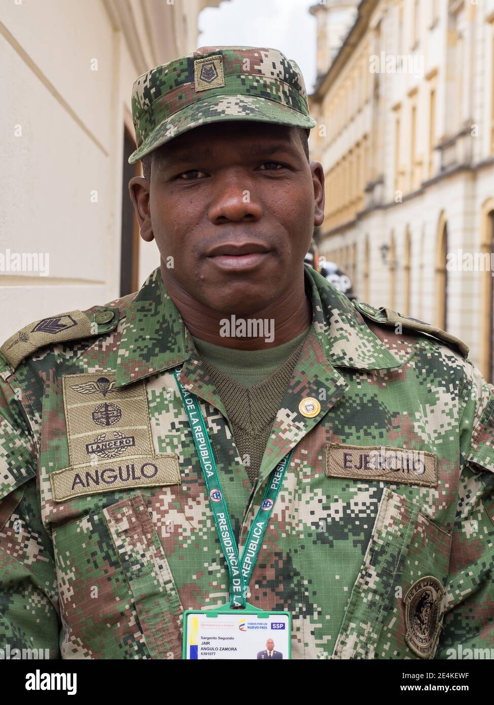 Bogota, Colombie - 01 mai 2016 : portrait d'un soldat dans les rues de Bogota, Amérique du Sud. Banque D'Images