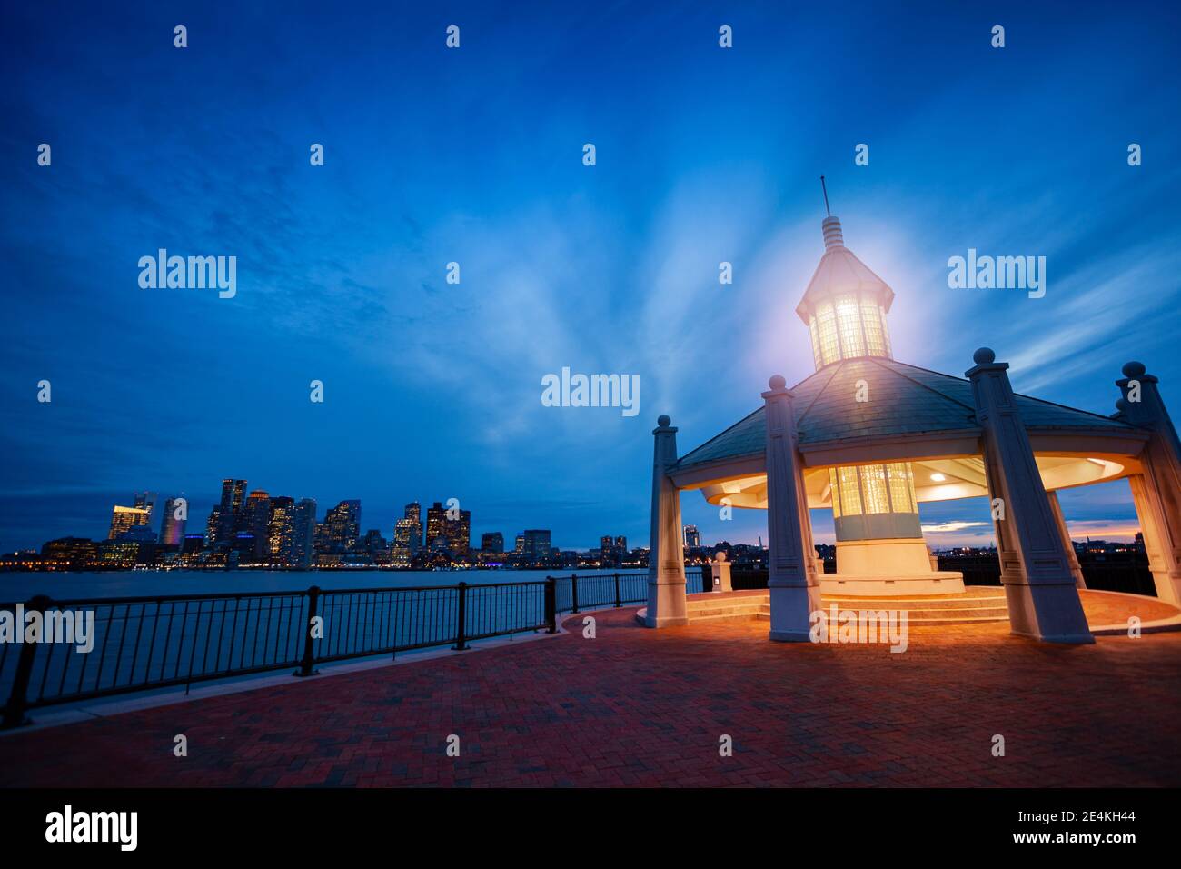 East Boston Piers Park Gazebo avec phare dans le soirée Banque D'Images