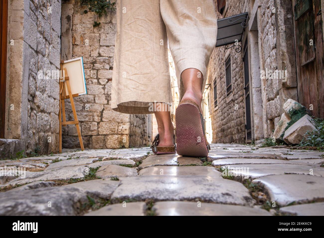 Vue détaillée des jambes de femmes portant des sandales de voyage  confortables marchant sur les vieux pavés médiévaux, visite de la ville.  Voyages, tourisme Photo Stock - Alamy
