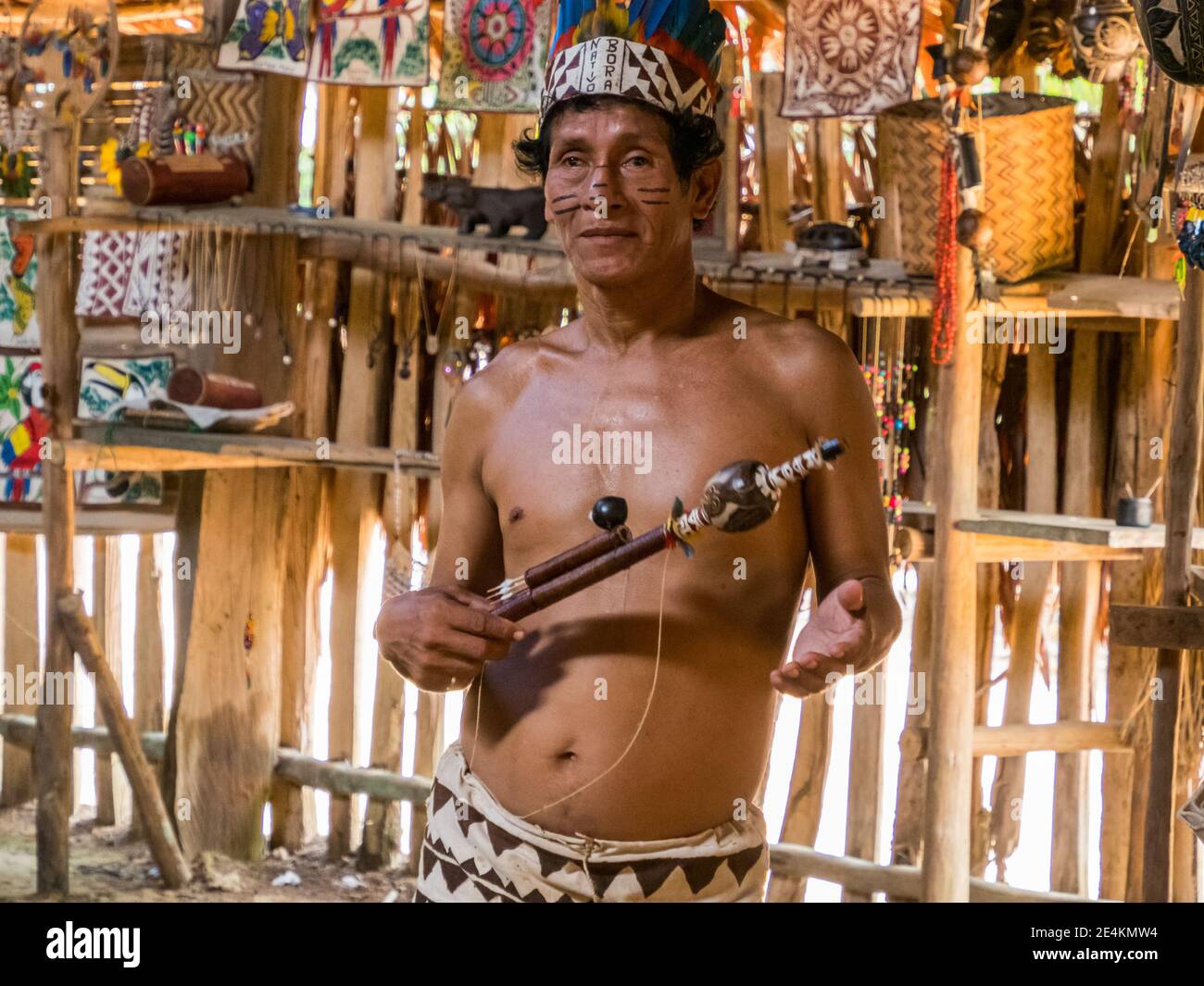 Iquitos, Pérou - décembre 11 2019 : Indien de la tribu Bora dans son costume local. Amazonie. Amérique latine. Bassin de l'Amazone. Banque D'Images