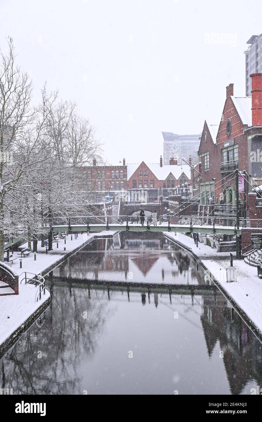 Birmingham, Royaume-Uni. 24 janvier 2021. De fortes chutes de neige ont frappé Birmingham aujourd'hui. Plusieurs personnes sont sorties pour leur exercice essentiel le long des canaux qui étaient recouverts de neige. Photo par crédit : arrêter presse Media/Alamy Live News Banque D'Images