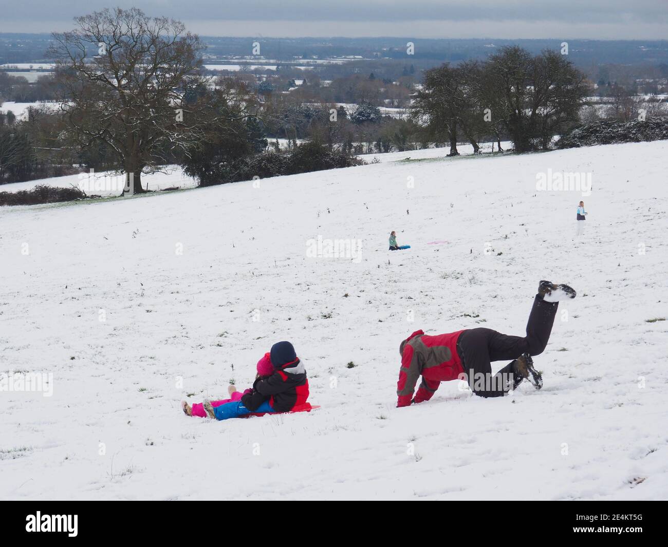 Forest Hill, Oxfordshire, Royaume-Uni. 24 janvier 2021. Profitez de la première chute de neige de l'hiver à Forest Hill. Credit: Angela Swann/Alamy Live News Banque D'Images