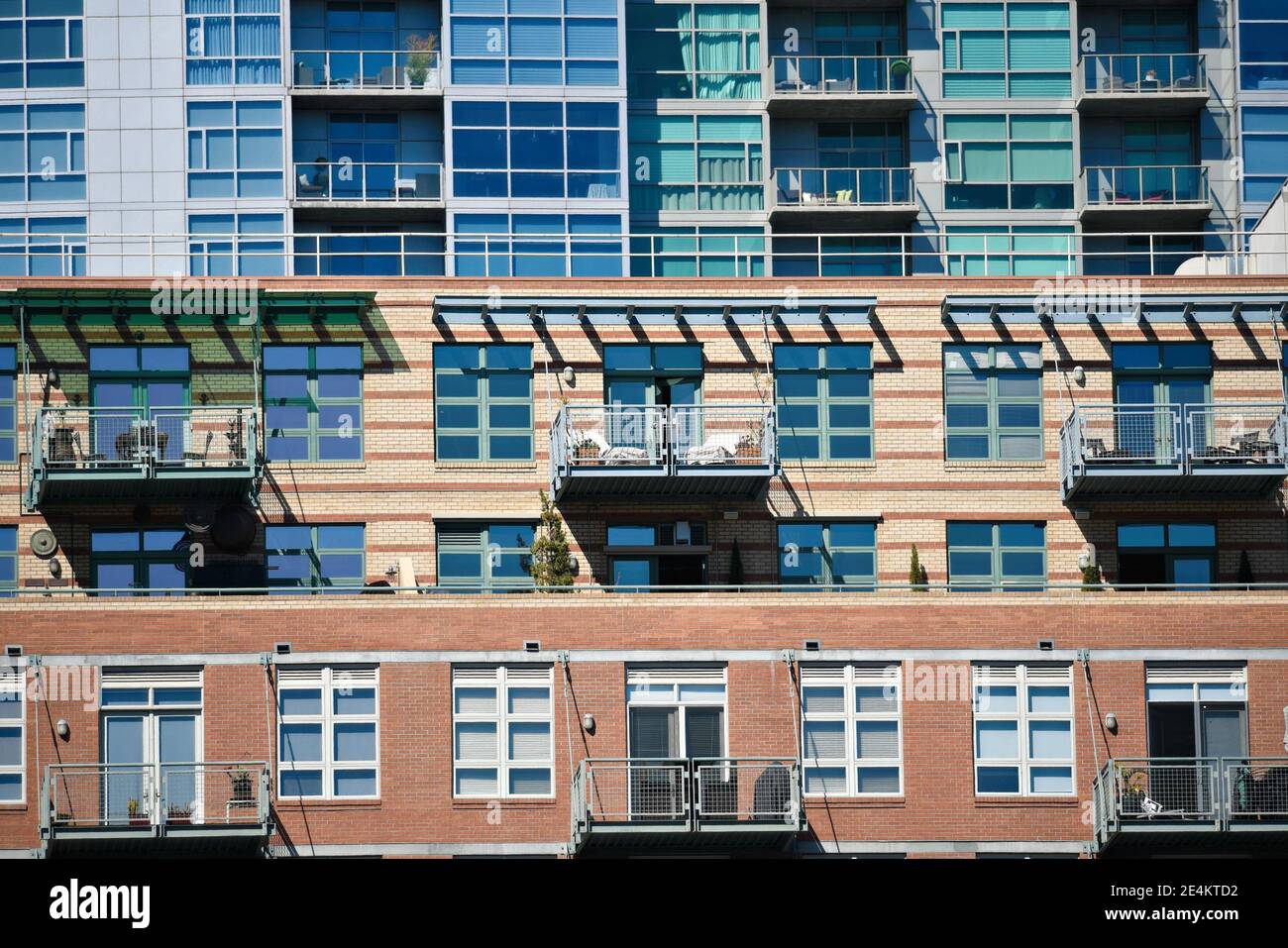 Construction résidentielle façade en béton et en verre dans le centre