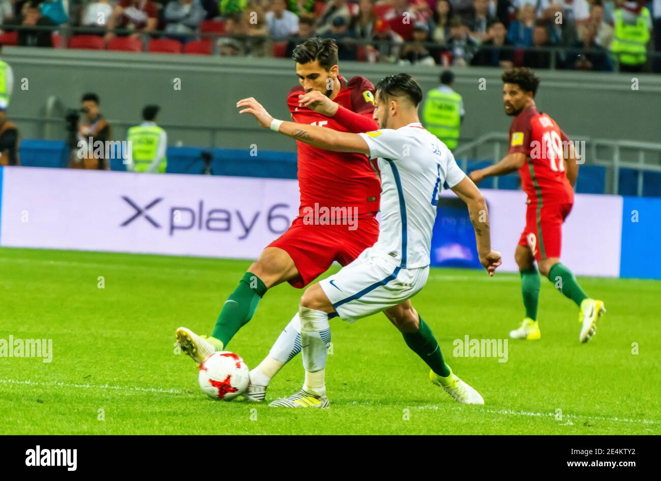 Kazan, Russie – 28 juin 2017. Le milieu de terrain de l'équipe nationale de football du Portugal Andre Gomes contre le Chili en arrière Mauricio Isla pendant la Confédération de la FIFA Banque D'Images