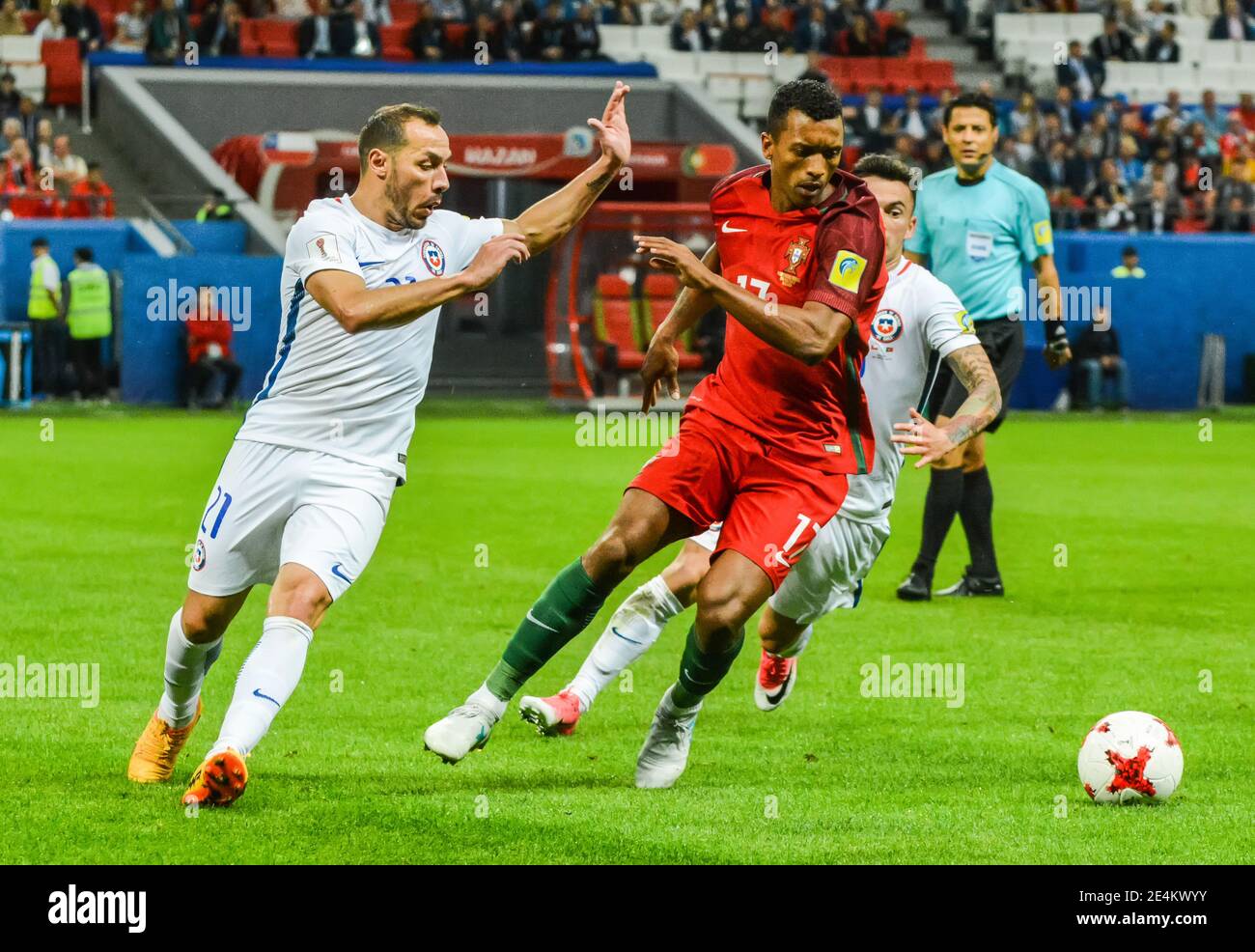 Kazan, Russie – 28 juin 2017. L'équipe nationale de football du Portugal a Winger Nani contre les joueurs chiliens Marcelo Diaz et Charles Aranguiz pendant FIFA Confède Banque D'Images