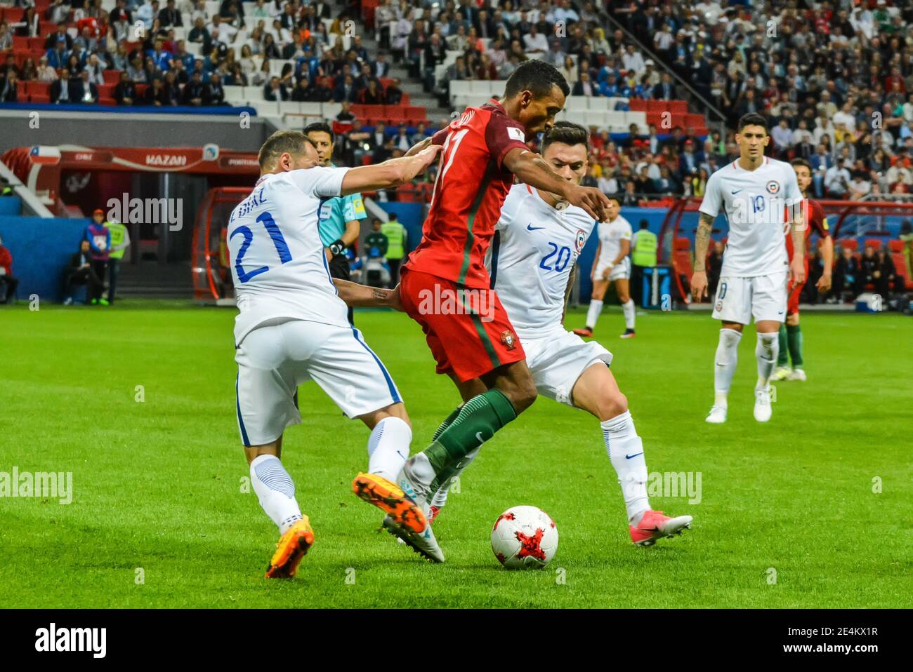 Kazan, Russie – 28 juin 2017. L'équipe nationale de football du Portugal a Winger Nani contre les joueurs chiliens Marcelo Diaz et Charles Aranguiz pendant FIFA Confède Banque D'Images