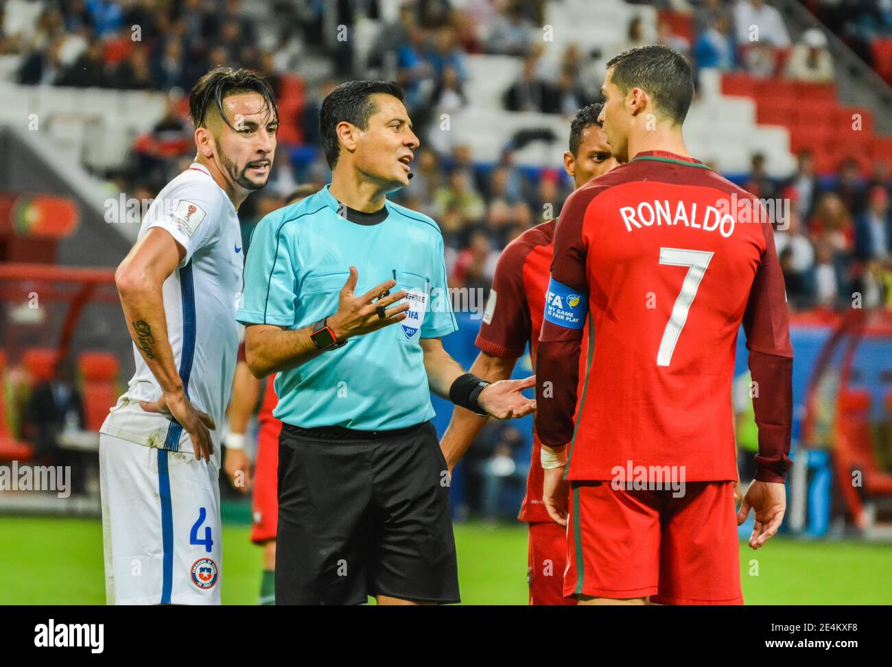 Kazan, Russie – 28 juin 2017. Le capitaine portugais Cristiano Ronaldo, le joueur chilien Mauricio Isla et l'arbitre Alireza Faghani pendant les Confédérations C de la FIFA Banque D'Images