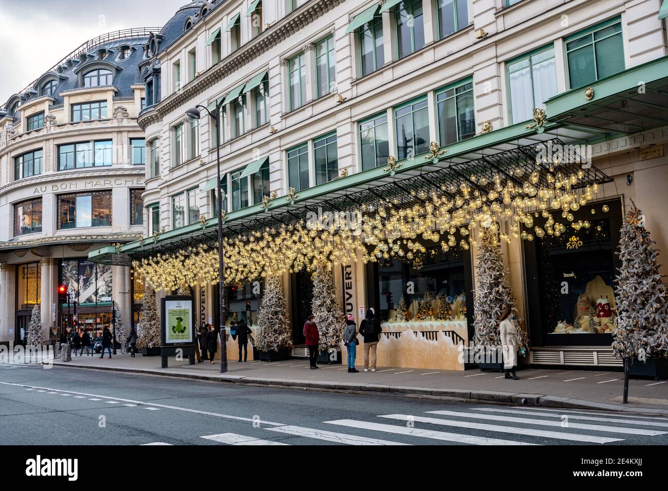 Paris marchant le long d'un grand magasin le jour de Noël - Paris Banque D'Images