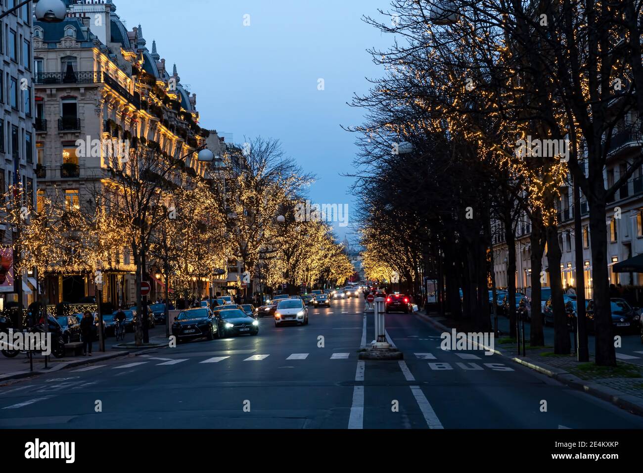 Illuminations de Noël sur l'avenue Montaigne - Paris, France Banque D'Images