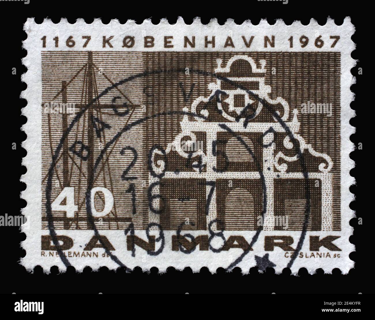 Timbre imprimé au Danemark en l'honneur du 800e anniversaire de Copenhague montre le port de Copenhague et la façade de la banque, vers 1967 Banque D'Images