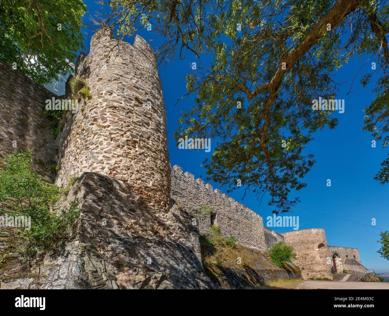 Tours cylindriques à Fortaleza de Abrantes, château au sommet d'une colline au-dessus de la ville d'Abrantes, région du Centro, Portugal Banque D'Images