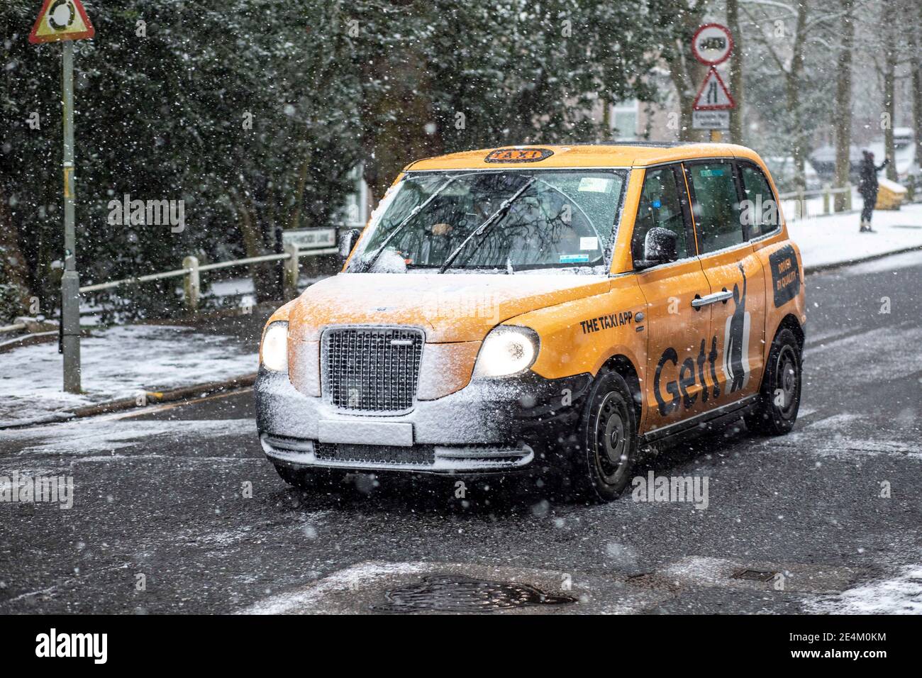 Pic shows; Big Yellow taxi épaisse tempête de neige frappe la capitale 24.1.21 ici à Highgate Nord de Londres Photo de Gavin Rodgers/ Pixel8000 Banque D'Images