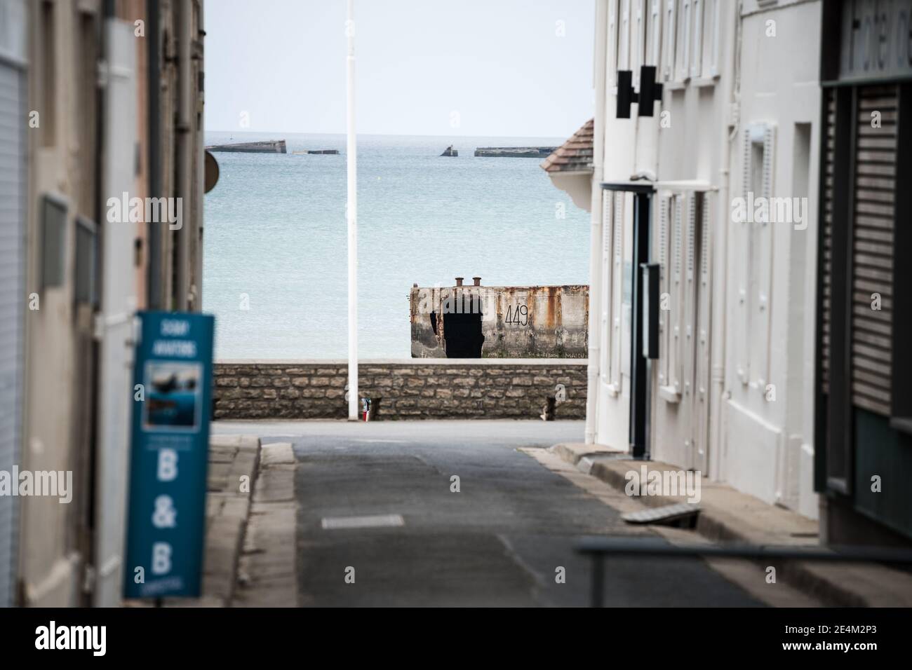 Port flottant de Mulberry Normandie France vue sur la rue de l'océan béton Flottez les défenses de la seconde guerre mondiale mur de l'Atlantique Arromanches le long de la côte second monde Guerre Banque D'Images