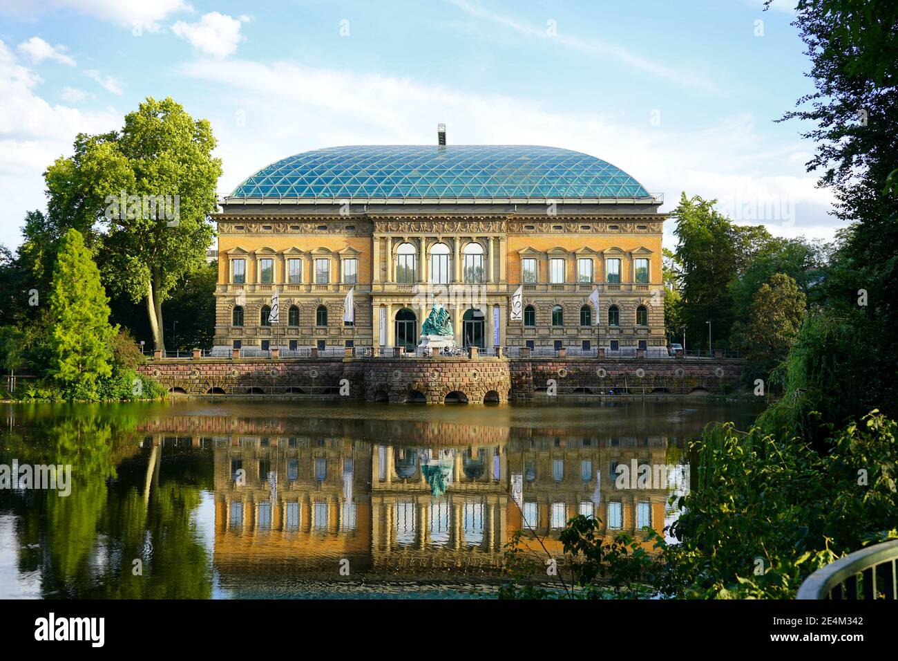 Vue panoramique sur le musée K21 d'art contemporain (ancien bâtiment „Ständehaus), construit de 1876 à 1880, à 'Kaiserteich' (l'étang de l'empereur). Banque D'Images