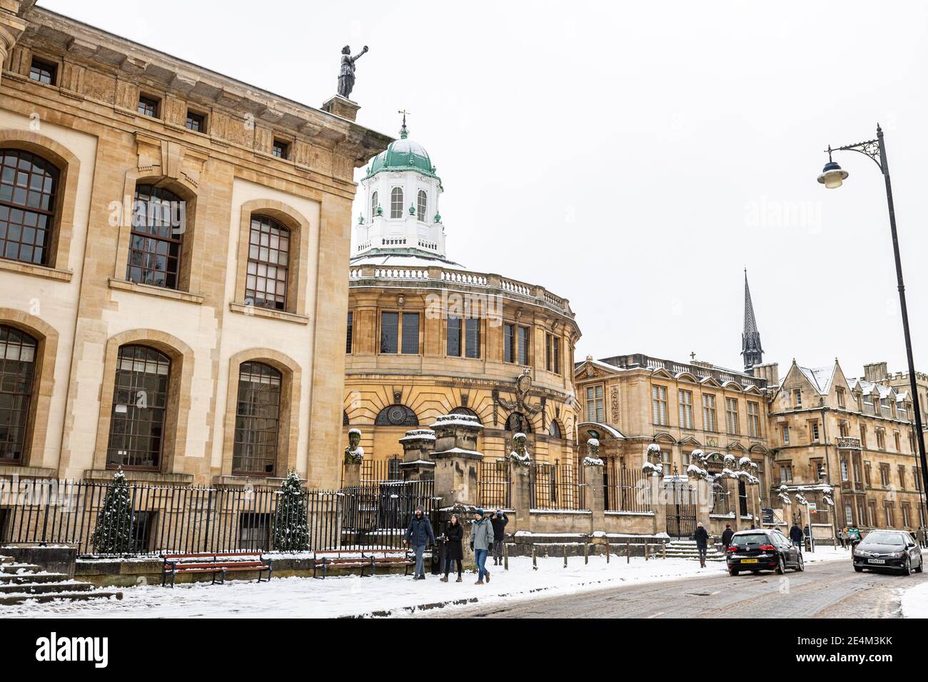 Oxford, Oxfordshire, Royaume-Uni. 24 janvier 2021. L'avant-plan est l'édifice Clarendon avec le Sheldonion Theatre en arrière-plan, sur Broad Street. Plusieurs centimètres de neige tombent à Oxford. La poussière de neige à travers les bâtiments historiques d'Oxford attire des foules malgré le verrouillage, Credit: Sidney Bruere/Alay Live News Banque D'Images