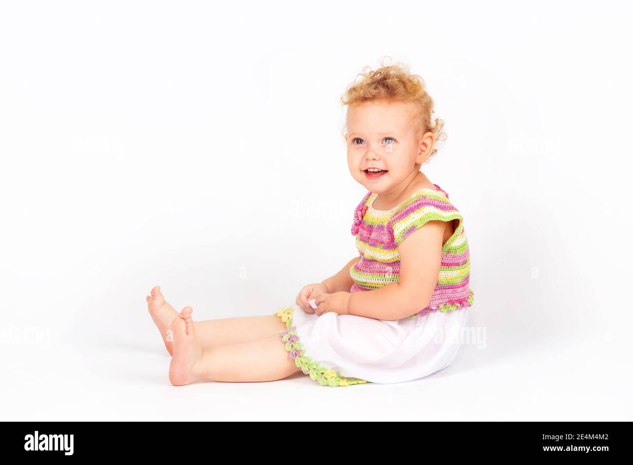 petite fille aux cheveux bouclés sur fond clair Banque D'Images