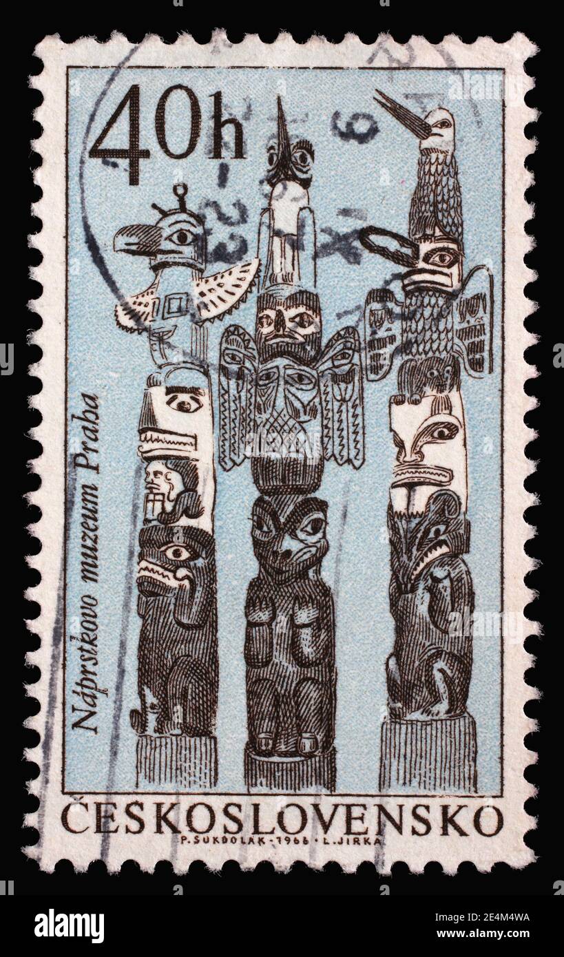 Le timbre imprimé en Tchécoslovaquie montre des totems haïdas, série des Indiens d'Amérique du Nord, vers 1966 Banque D'Images