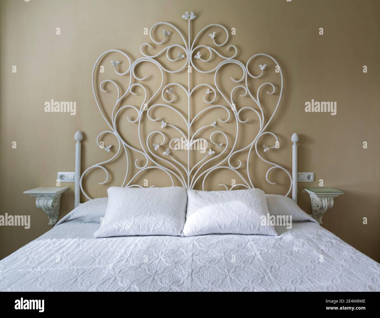 Tête de lit en fer forgé blanc dans la chambre Photo Stock - Alamy