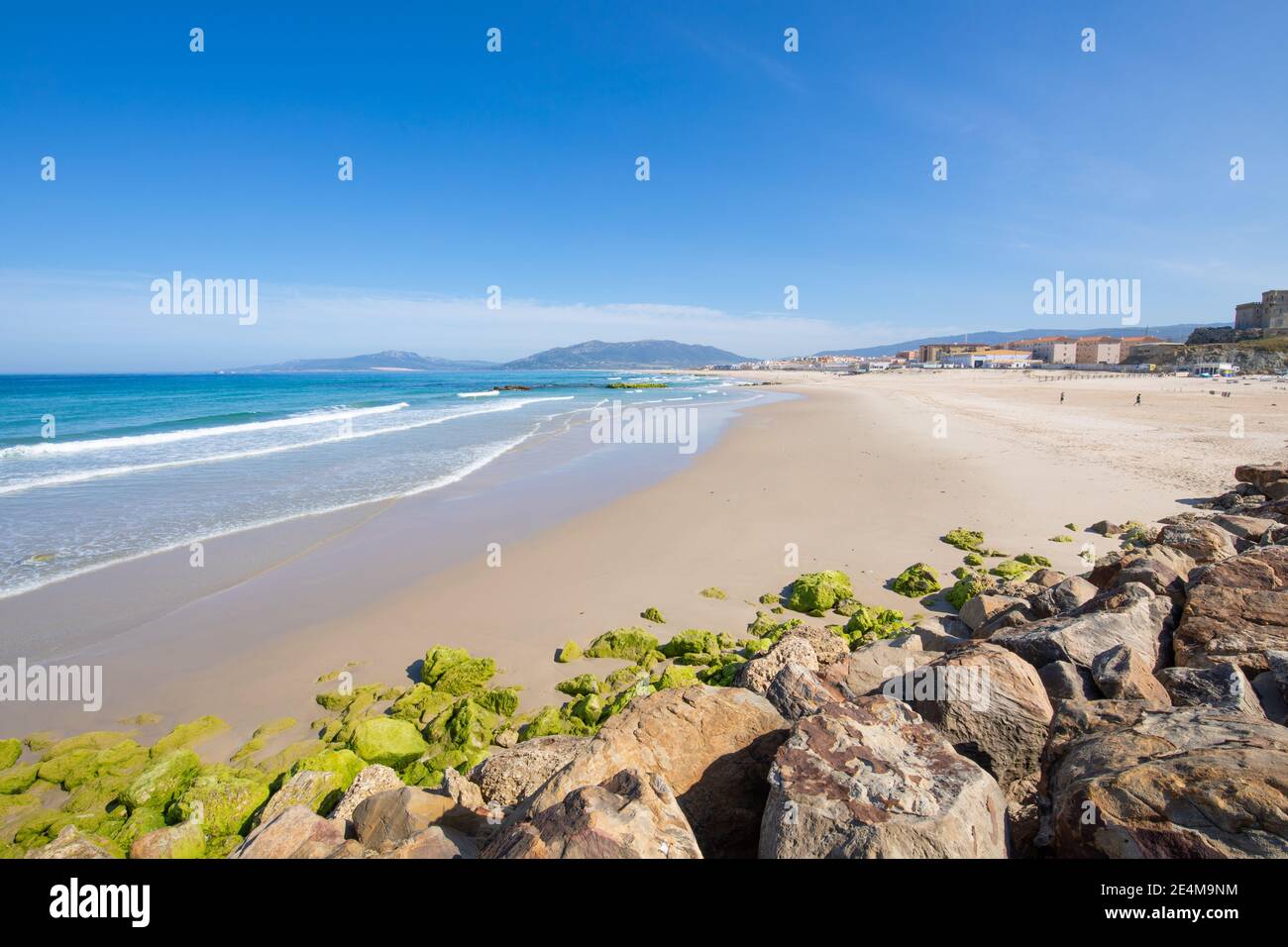 Paysage de sable magnifique grande plage de Los Lances, des rochers de brise-lames, dans la ville de Tarifa, Cadix, Andalousie, Espagne Banque D'Images