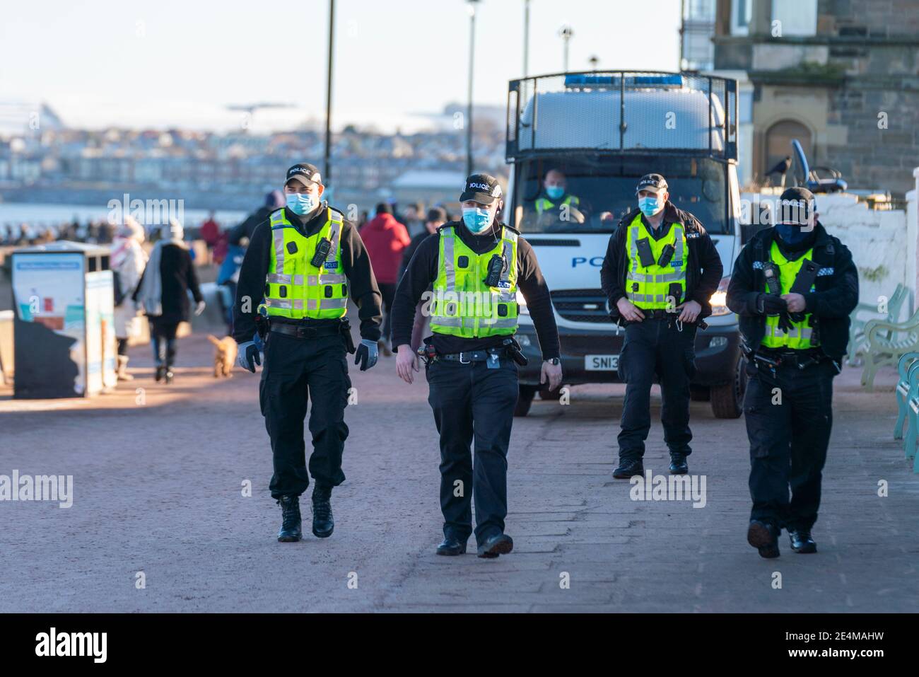 Portobello, Écosse, Royaume-Uni. 24 janvier 2021. Grand nombre de membres du public à Portobello Beach et promenade le dimanche après-midi ensoleillé pendant l'isolement. Alors que la plupart des gens ont observé des groupes sociaux distanciants de personnes se sont formés dans certains des cafés offrant des plats à emporter et des boissons. Les patrouilles de police ont parlé au public assis et en groupes dans les cafés pour leur demander de continuer. Iain Masterton/Alay Live News Banque D'Images