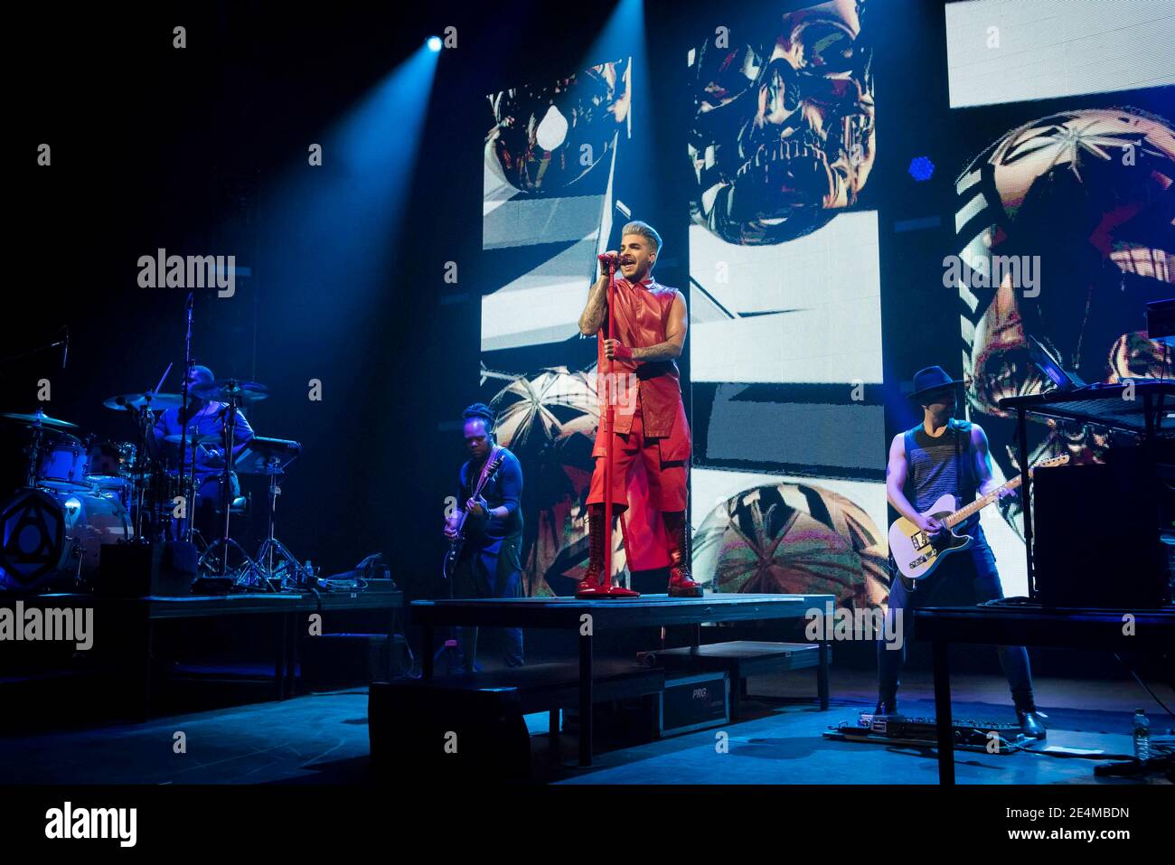 Adam Lambert joue en direct sur scène à l'Eventim Apollo, Hammersmith - Londres Banque D'Images