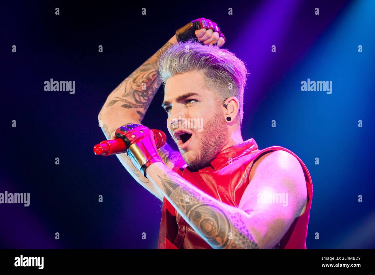 Adam Lambert joue en direct sur scène à l'Eventim Apollo, Hammersmith - Londres Banque D'Images