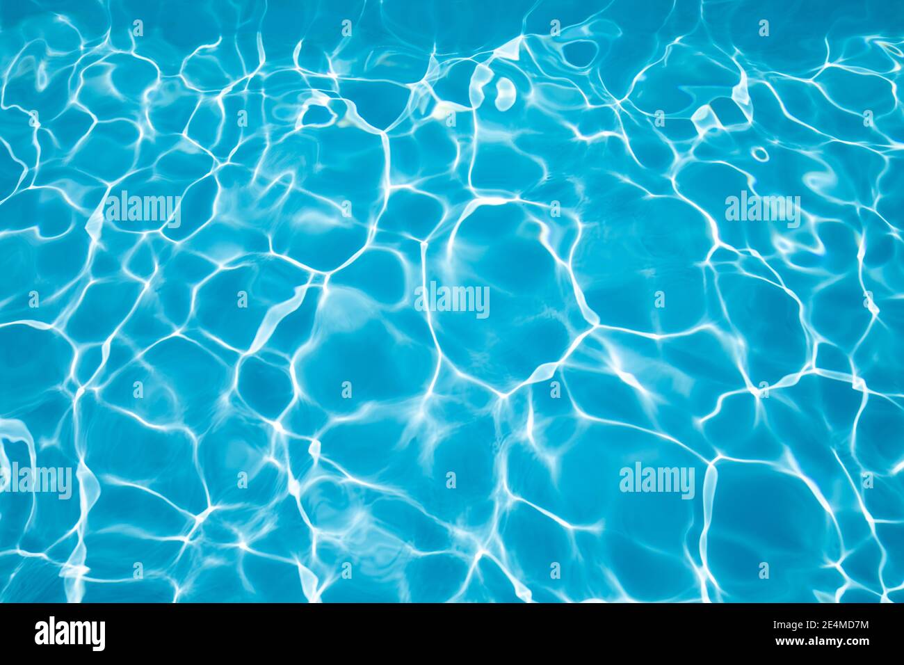 fond bleu eau transparente de la piscine, vibrante avec des ondulations Banque D'Images
