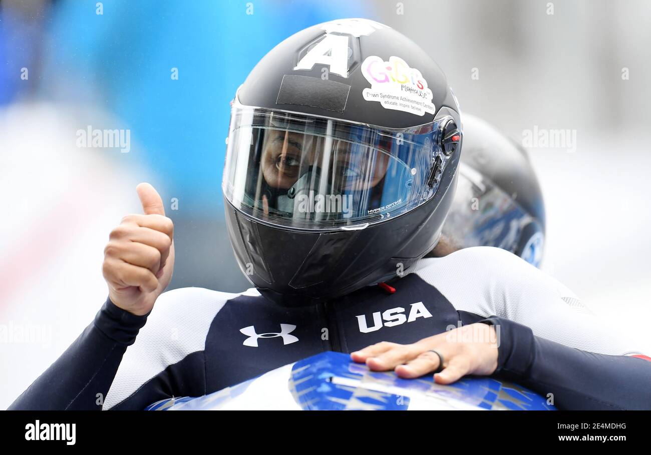 24 janvier 2021, Bavière, Schönau am Königssee: Bobsleigh: Coupe du monde, bobsleigh deux hommes, femmes. Les US bobsledders Elana Meyers Taylor et Sylvia Hoffman entrent dans la ligne d'arrivée gesticting sur la piste de glace artificielle à Königssee. Meyers Taylor et Hoffman ont terminé en troisième place. Photo: Tobias Hase/dpa Banque D'Images