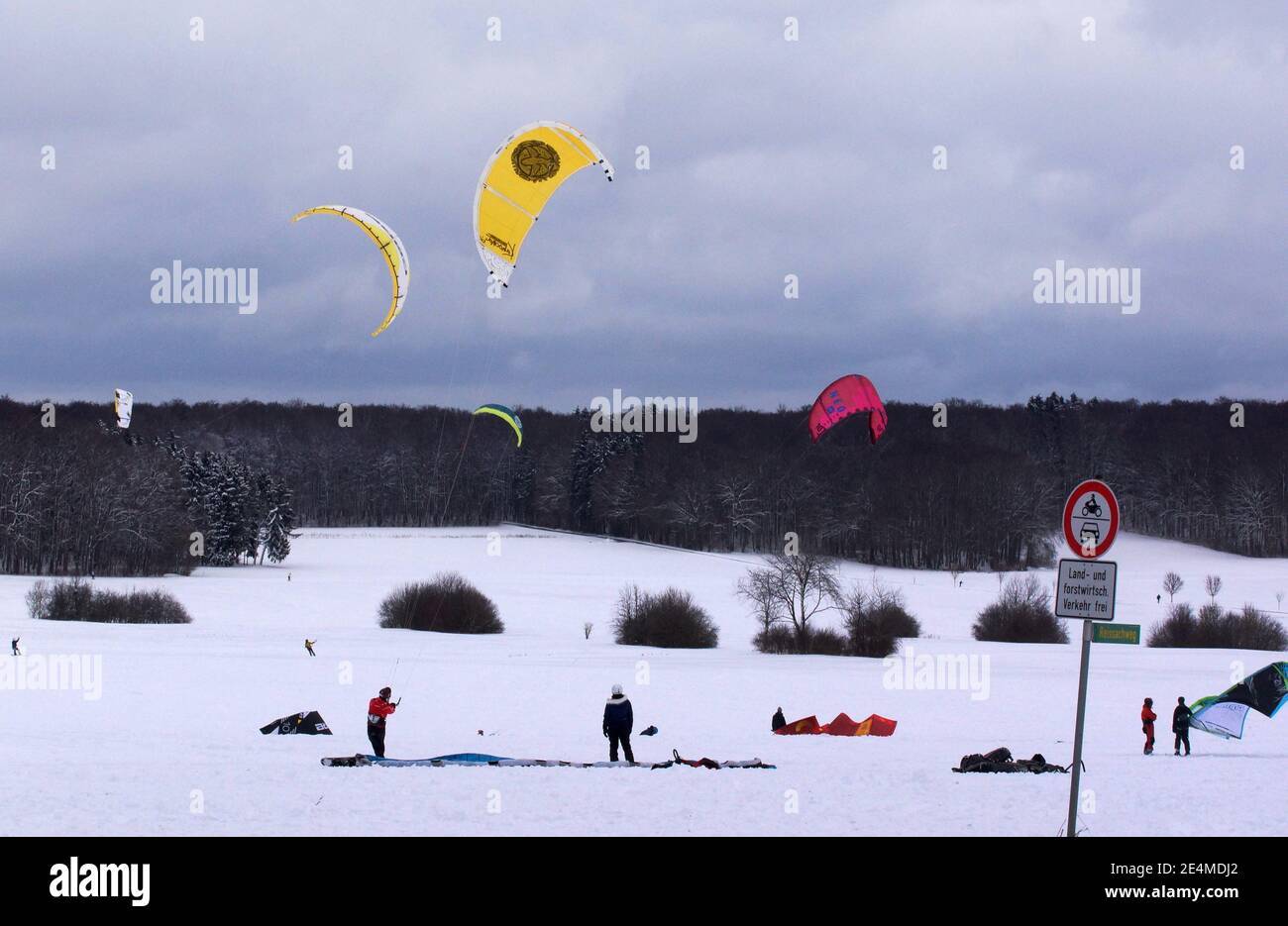 Grabenstetten, Allemagne. 06e août 2011. Les Snowkiters ont laissé leurs cerfs-volants les tirer sur la neige sur l'Alb. Souabe Credit: Andreas Rosar/dpa/Alay Live News Banque D'Images