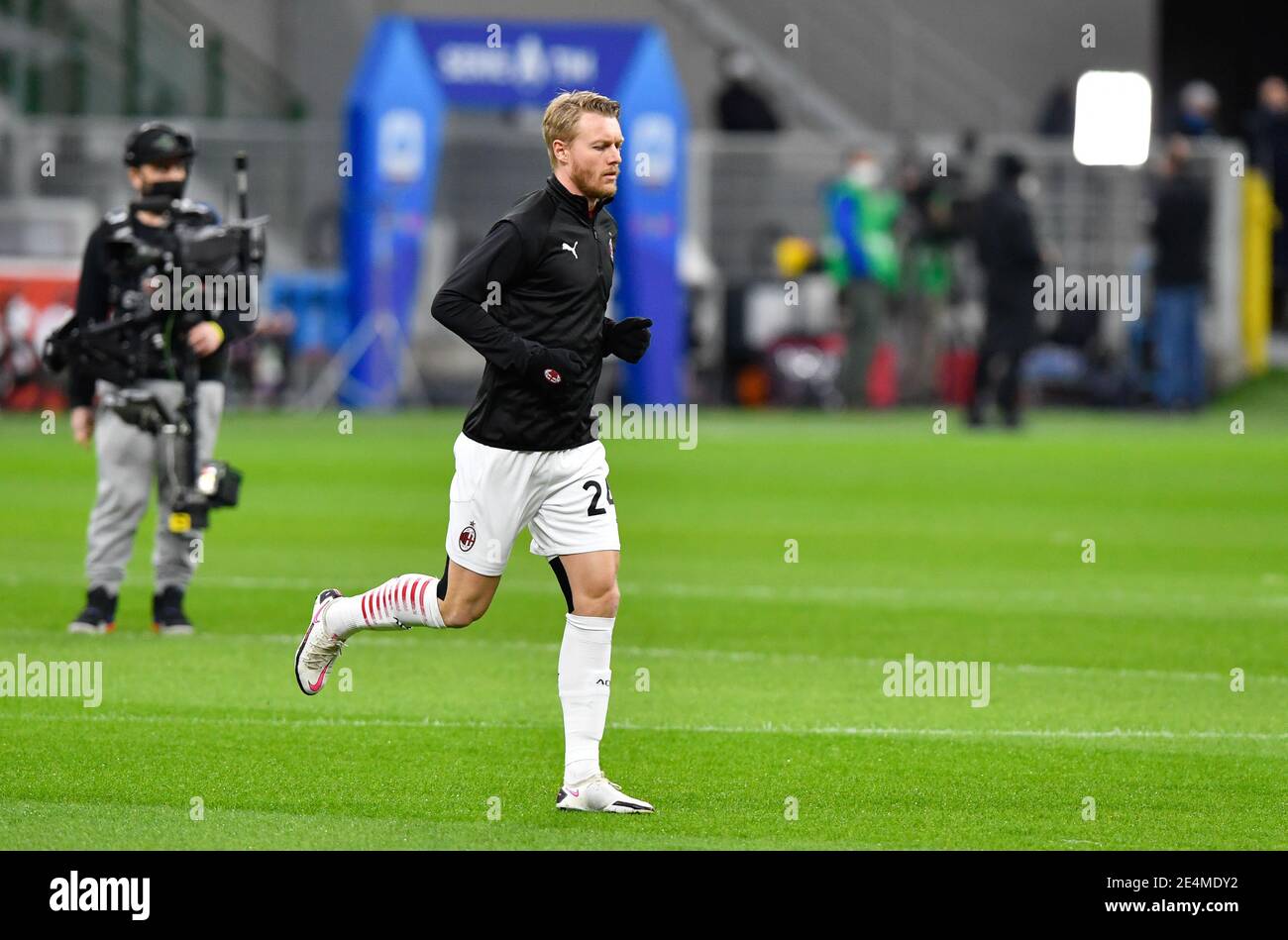 Milan, Italie. 23 janvier 2021. Simon Kjaer (24) de l'AC Milan vu pendant l'échauffement avant la série UN match entre l'AC Milan et Atalanta à San Siro à Milan. (Crédit photo : Gonzales photo/Alamy Live News Banque D'Images