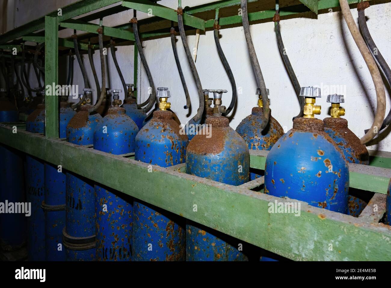 Ancien paquet rouillé de bouteilles de gaz bleues. Banque D'Images