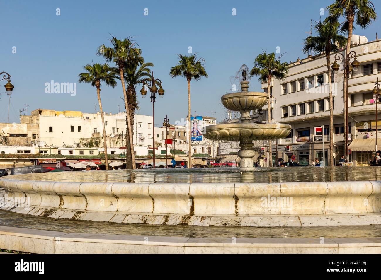 Fontaine sur la place principale, marché et point de rencontre de Grand Socco à Tanger, Maroc Banque D'Images