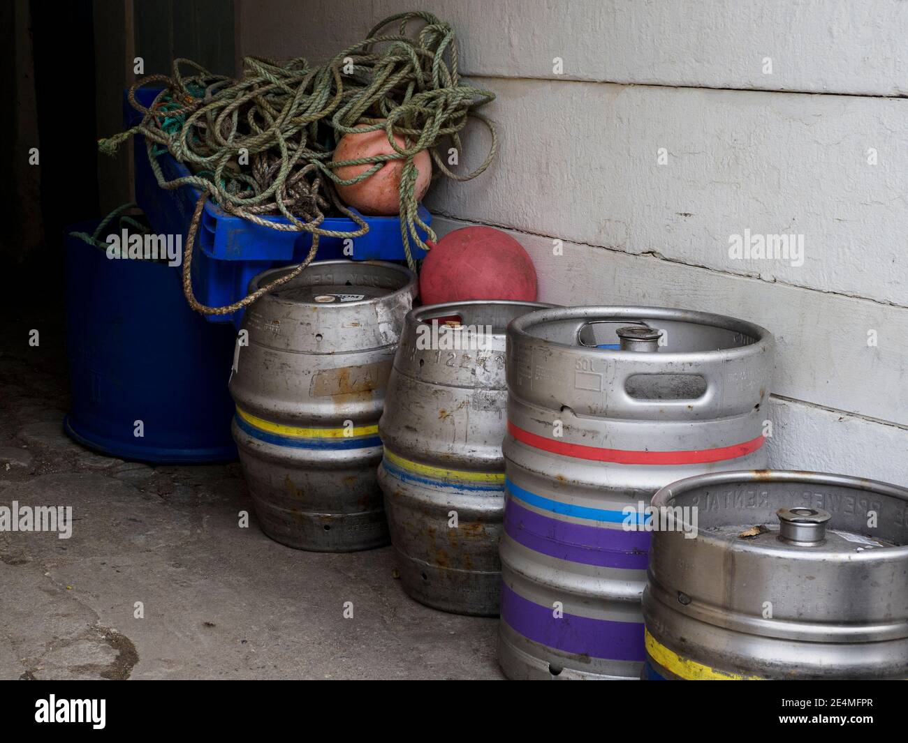 Barils de bière et matériel de pêche, Port Isaac, Cornwall, Royaume-Uni Banque D'Images