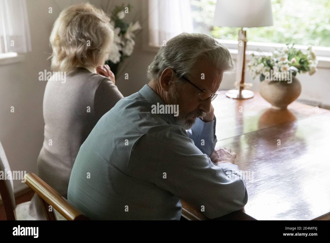 Gros plan offensé homme mature et femme se ignorant l'un l'autre Banque D'Images