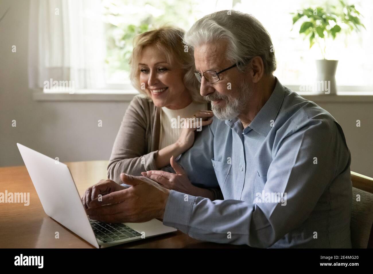Gros plan homme mature et femme utilisant un ordinateur portable ensemble Banque D'Images
