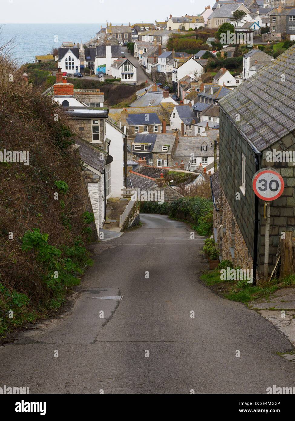 Route étroite et abrupte vers Port Isaac, Cornwall, Royaume-Uni Banque D'Images