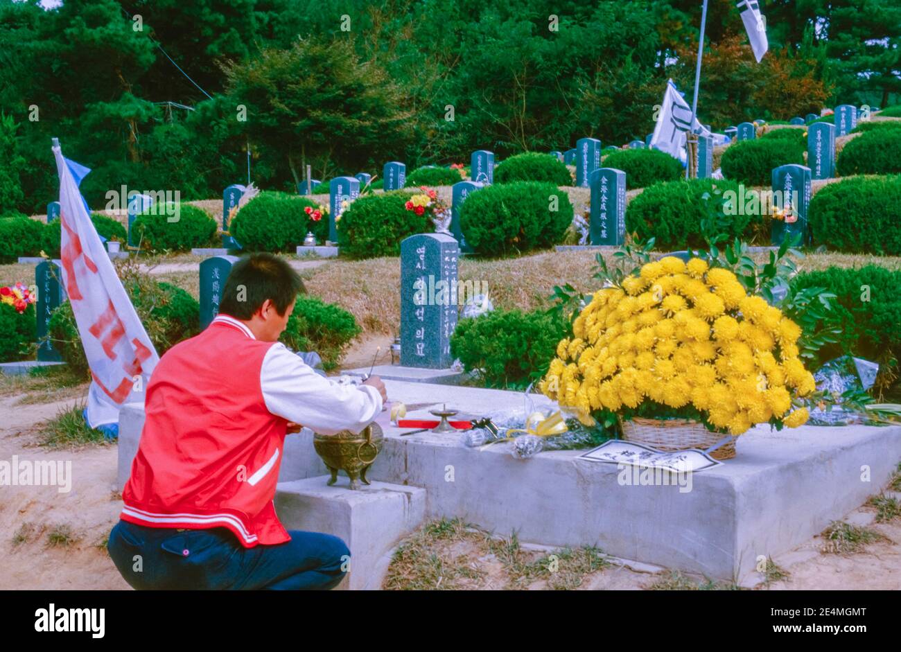 Gwangju (Kwang-Ju), Corée du Sud - octobre 1988 - UN dirigeant syndical sud-coréen visite le cimetière de Gwangju, où sont enterrés de nombreuses victimes du soulèvement de Gwangju en 1980. En mai 1980, les troupes gouvernementales ont tué jusqu'à 2,000 citoyens qui se rebellent contre le régime militaire. Banque D'Images